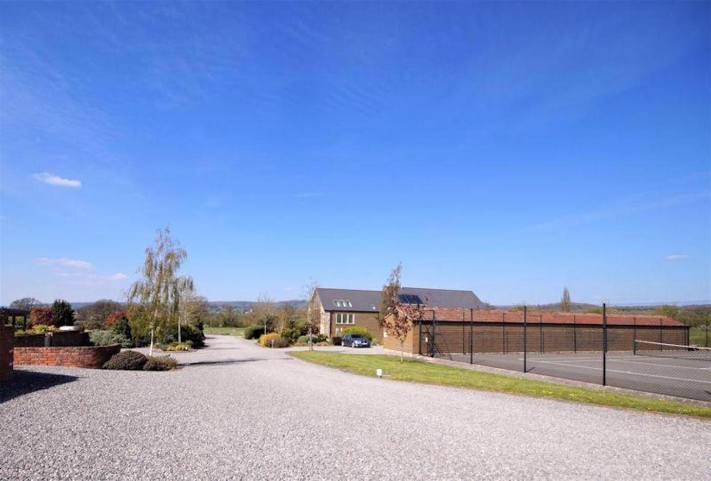 Luxury Barn Conversion Уелс Екстериор снимка