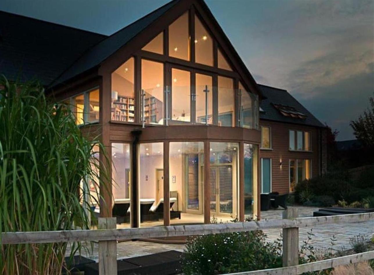 Luxury Barn Conversion Уелс Екстериор снимка